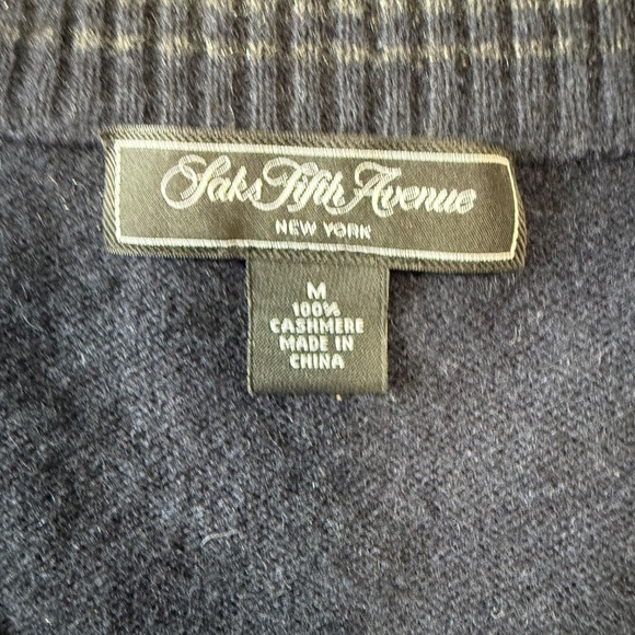 Saks Fifth Avenue Men’s 100% Cashmere V-Neck Pullover Sweater Size M - Picture 5 of 6